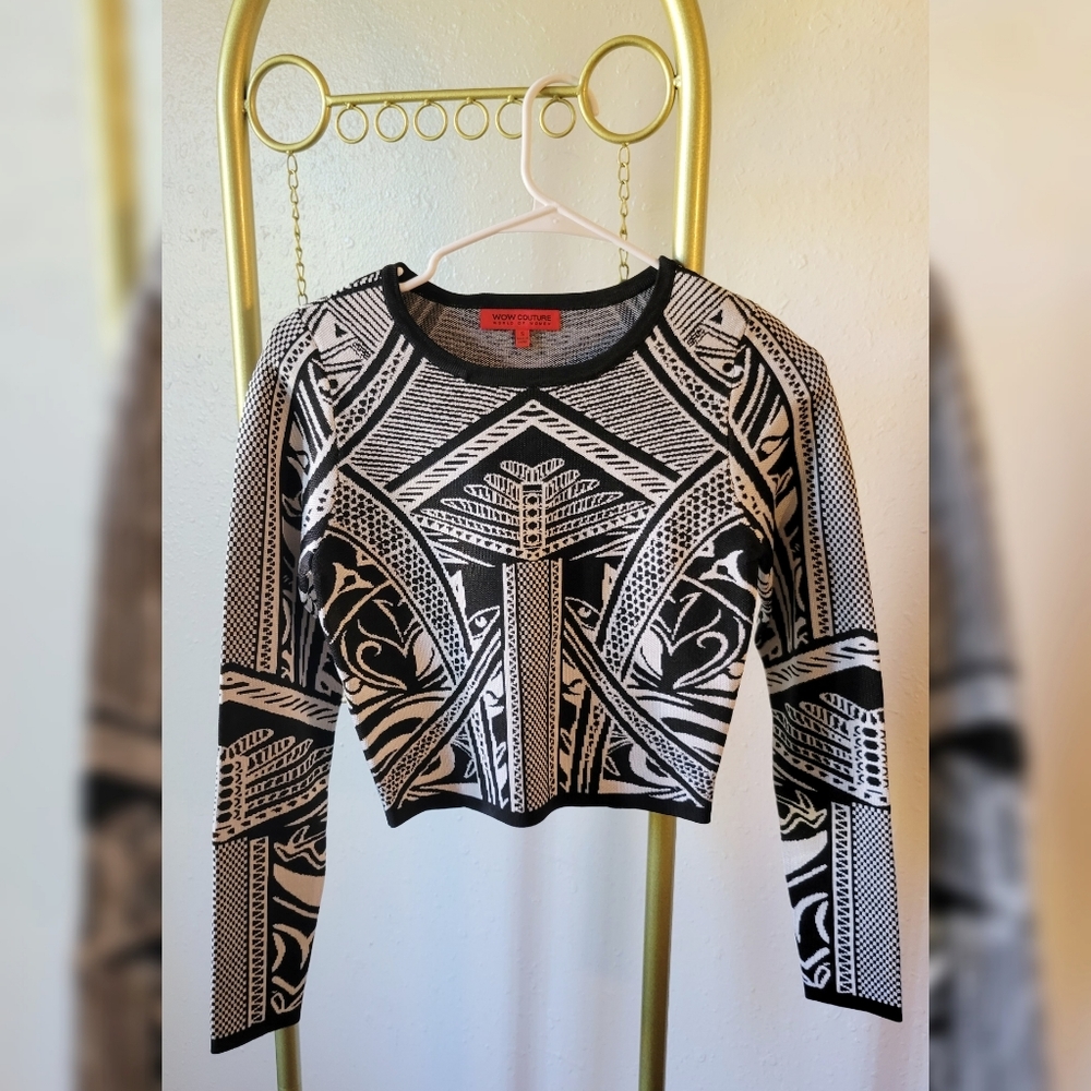 Boutique Sweater Top With Detailed Stiching in Black & White Size Small